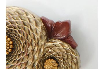 アンティーク　彫金　緻密に彫られた和のデザインが見事な帯留4点セット(在銘作家物、弘光、菊、花、撫子、なでしこ、鶴、ツル、鳥、兜、ブローチ、着物道具、和装小物、アクセサリー)(R-078996)