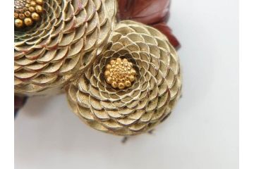 アンティーク　彫金　緻密に彫られた和のデザインが見事な帯留4点セット(在銘作家物、弘光、菊、花、撫子、なでしこ、鶴、ツル、鳥、兜、ブローチ、着物道具、和装小物、アクセサリー)(R-078996)
