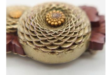 アンティーク　彫金　緻密に彫られた和のデザインが見事な帯留4点セット(在銘作家物、弘光、菊、花、撫子、なでしこ、鶴、ツル、鳥、兜、ブローチ、着物道具、和装小物、アクセサリー)(R-078996)