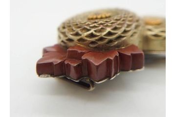アンティーク　彫金　緻密に彫られた和のデザインが見事な帯留4点セット(在銘作家物、弘光、菊、花、撫子、なでしこ、鶴、ツル、鳥、兜、ブローチ、着物道具、和装小物、アクセサリー)(R-078996)