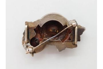 アンティーク　彫金　緻密に彫られた和のデザインが見事な帯留4点セット(在銘作家物、弘光、菊、花、撫子、なでしこ、鶴、ツル、鳥、兜、ブローチ、着物道具、和装小物、アクセサリー)(R-078996)