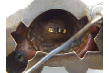 アンティーク　彫金　緻密に彫られた和のデザインが見事な帯留4点セット(在銘作家物、弘光、菊、花、撫子、なでしこ、鶴、ツル、鳥、兜、ブローチ、着物道具、和装小物、アクセサリー)(R-078996)