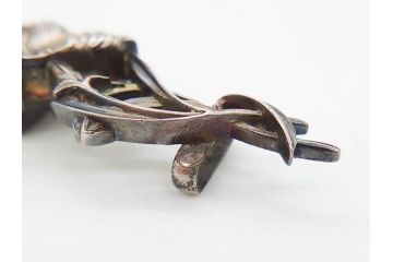 アンティーク　彫金　緻密に彫られた和のデザインが見事な帯留4点セット(在銘作家物、弘光、菊、花、撫子、なでしこ、鶴、ツル、鳥、兜、ブローチ、着物道具、和装小物、アクセサリー)(R-078996)