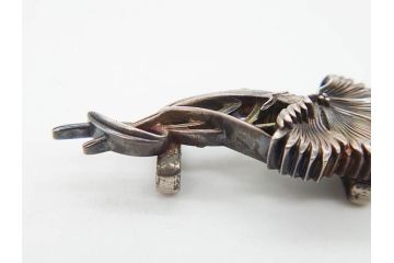 アンティーク　彫金　緻密に彫られた和のデザインが見事な帯留4点セット(在銘作家物、弘光、菊、花、撫子、なでしこ、鶴、ツル、鳥、兜、ブローチ、着物道具、和装小物、アクセサリー)(R-078996)