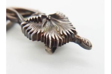 アンティーク　彫金　緻密に彫られた和のデザインが見事な帯留4点セット(在銘作家物、弘光、菊、花、撫子、なでしこ、鶴、ツル、鳥、兜、ブローチ、着物道具、和装小物、アクセサリー)(R-078996)