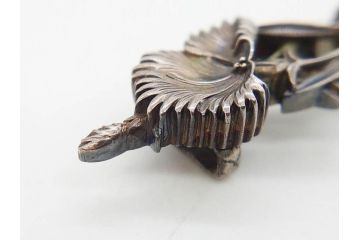 アンティーク　彫金　緻密に彫られた和のデザインが見事な帯留4点セット(在銘作家物、弘光、菊、花、撫子、なでしこ、鶴、ツル、鳥、兜、ブローチ、着物道具、和装小物、アクセサリー)(R-078996)