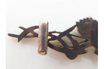 アンティーク　彫金　緻密に彫られた和のデザインが見事な帯留4点セット(在銘作家物、弘光、菊、花、撫子、なでしこ、鶴、ツル、鳥、兜、ブローチ、着物道具、和装小物、アクセサリー)(R-078996)