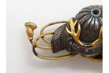アンティーク　彫金　緻密に彫られた和のデザインが見事な帯留4点セット(在銘作家物、弘光、菊、花、撫子、なでしこ、鶴、ツル、鳥、兜、ブローチ、着物道具、和装小物、アクセサリー)(R-078996)