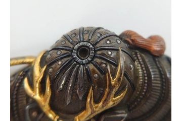 アンティーク　彫金　緻密に彫られた和のデザインが見事な帯留4点セット(在銘作家物、弘光、菊、花、撫子、なでしこ、鶴、ツル、鳥、兜、ブローチ、着物道具、和装小物、アクセサリー)(R-078996)