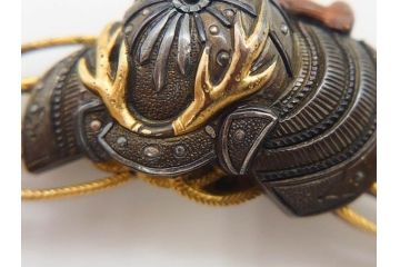 アンティーク　彫金　緻密に彫られた和のデザインが見事な帯留4点セット(在銘作家物、弘光、菊、花、撫子、なでしこ、鶴、ツル、鳥、兜、ブローチ、着物道具、和装小物、アクセサリー)(R-078996)