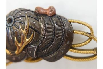 アンティーク　彫金　緻密に彫られた和のデザインが見事な帯留4点セット(在銘作家物、弘光、菊、花、撫子、なでしこ、鶴、ツル、鳥、兜、ブローチ、着物道具、和装小物、アクセサリー)(R-078996)