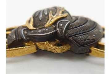 アンティーク　彫金　緻密に彫られた和のデザインが見事な帯留4点セット(在銘作家物、弘光、菊、花、撫子、なでしこ、鶴、ツル、鳥、兜、ブローチ、着物道具、和装小物、アクセサリー)(R-078996)