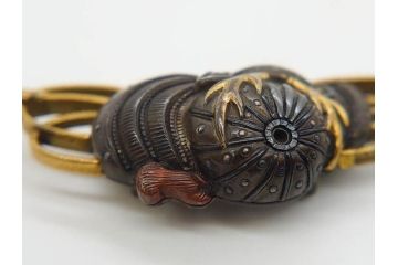 アンティーク　彫金　緻密に彫られた和のデザインが見事な帯留4点セット(在銘作家物、弘光、菊、花、撫子、なでしこ、鶴、ツル、鳥、兜、ブローチ、着物道具、和装小物、アクセサリー)(R-078996)