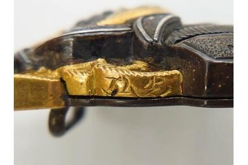 アンティーク　彫金　緻密に彫られた和のデザインが見事な帯留4点セット(在銘作家物、弘光、菊、花、撫子、なでしこ、鶴、ツル、鳥、兜、ブローチ、着物道具、和装小物、アクセサリー)(R-078996)