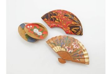 アンティーク　漆器　彫刻　様々なテイストの花のデザインが楽しめる帯留3点セット(在銘作家物、ブローチ、貝合せ、扇子、扇面、牡丹、菖蒲、帯留め、着物道具、和装小物、アクセサリー)(R-078997)