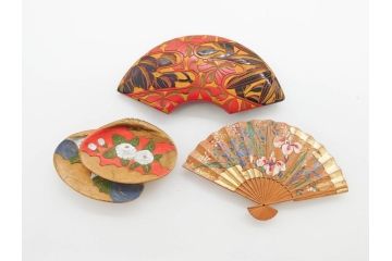アンティーク　漆器　彫刻　様々なテイストの花のデザインが楽しめる帯留3点セット(在銘作家物、ブローチ、貝合せ、扇子、扇面、牡丹、菖蒲、帯留め、着物道具、和装小物、アクセサリー)(R-078997)
