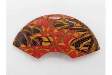 アンティーク　漆器　彫刻　様々なテイストの花のデザインが楽しめる帯留3点セット(在銘作家物、ブローチ、貝合せ、扇子、扇面、牡丹、菖蒲、帯留め、着物道具、和装小物、アクセサリー)(R-078997)