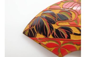 アンティーク　漆器　彫刻　様々なテイストの花のデザインが楽しめる帯留3点セット(在銘作家物、ブローチ、貝合せ、扇子、扇面、牡丹、菖蒲、帯留め、着物道具、和装小物、アクセサリー)(R-078997)