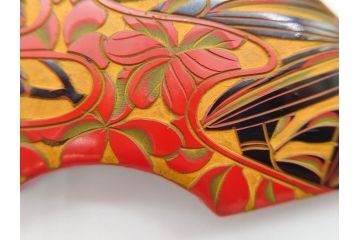 アンティーク　漆器　彫刻　様々なテイストの花のデザインが楽しめる帯留3点セット(在銘作家物、ブローチ、貝合せ、扇子、扇面、牡丹、菖蒲、帯留め、着物道具、和装小物、アクセサリー)(R-078997)
