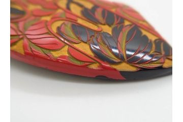 アンティーク　漆器　彫刻　様々なテイストの花のデザインが楽しめる帯留3点セット(在銘作家物、ブローチ、貝合せ、扇子、扇面、牡丹、菖蒲、帯留め、着物道具、和装小物、アクセサリー)(R-078997)