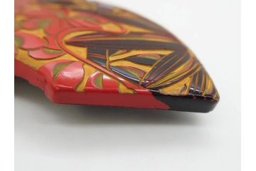 アンティーク　漆器　彫刻　様々なテイストの花のデザインが楽しめる帯留3点セット(在銘作家物、ブローチ、貝合せ、扇子、扇面、牡丹、菖蒲、帯留め、着物道具、和装小物、アクセサリー)(R-078997)