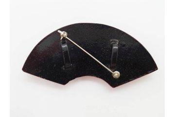 アンティーク　漆器　彫刻　様々なテイストの花のデザインが楽しめる帯留3点セット(在銘作家物、ブローチ、貝合せ、扇子、扇面、牡丹、菖蒲、帯留め、着物道具、和装小物、アクセサリー)(R-078997)