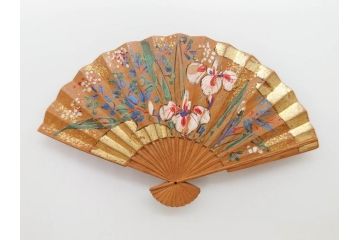 アンティーク　漆器　彫刻　様々なテイストの花のデザインが楽しめる帯留3点セット(在銘作家物、ブローチ、貝合せ、扇子、扇面、牡丹、菖蒲、帯留め、着物道具、和装小物、アクセサリー)(R-078997)