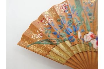 アンティーク　漆器　彫刻　様々なテイストの花のデザインが楽しめる帯留3点セット(在銘作家物、ブローチ、貝合せ、扇子、扇面、牡丹、菖蒲、帯留め、着物道具、和装小物、アクセサリー)(R-078997)