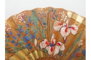 アンティーク　漆器　彫刻　様々なテイストの花のデザインが楽しめる帯留3点セット(在銘作家物、ブローチ、貝合せ、扇子、扇面、牡丹、菖蒲、帯留め、着物道具、和装小物、アクセサリー)(R-078997)
