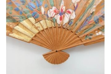 アンティーク　漆器　彫刻　様々なテイストの花のデザインが楽しめる帯留3点セット(在銘作家物、ブローチ、貝合せ、扇子、扇面、牡丹、菖蒲、帯留め、着物道具、和装小物、アクセサリー)(R-078997)