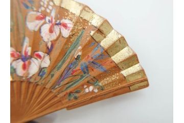 アンティーク　漆器　彫刻　様々なテイストの花のデザインが楽しめる帯留3点セット(在銘作家物、ブローチ、貝合せ、扇子、扇面、牡丹、菖蒲、帯留め、着物道具、和装小物、アクセサリー)(R-078997)