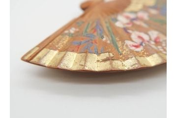 アンティーク　漆器　彫刻　様々なテイストの花のデザインが楽しめる帯留3点セット(在銘作家物、ブローチ、貝合せ、扇子、扇面、牡丹、菖蒲、帯留め、着物道具、和装小物、アクセサリー)(R-078997)