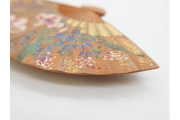 アンティーク　漆器　彫刻　様々なテイストの花のデザインが楽しめる帯留3点セット(在銘作家物、ブローチ、貝合せ、扇子、扇面、牡丹、菖蒲、帯留め、着物道具、和装小物、アクセサリー)(R-078997)