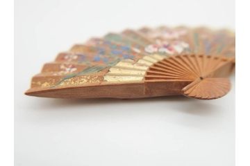 アンティーク　漆器　彫刻　様々なテイストの花のデザインが楽しめる帯留3点セット(在銘作家物、ブローチ、貝合せ、扇子、扇面、牡丹、菖蒲、帯留め、着物道具、和装小物、アクセサリー)(R-078997)