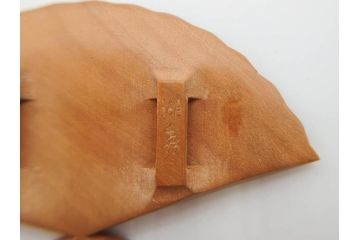 アンティーク　漆器　彫刻　様々なテイストの花のデザインが楽しめる帯留3点セット(在銘作家物、ブローチ、貝合せ、扇子、扇面、牡丹、菖蒲、帯留め、着物道具、和装小物、アクセサリー)(R-078997)