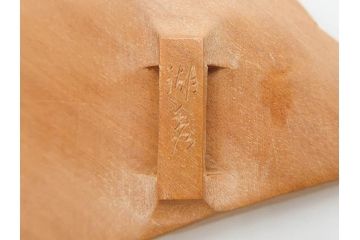 アンティーク　漆器　彫刻　様々なテイストの花のデザインが楽しめる帯留3点セット(在銘作家物、ブローチ、貝合せ、扇子、扇面、牡丹、菖蒲、帯留め、着物道具、和装小物、アクセサリー)(R-078997)
