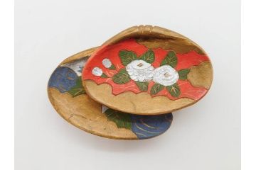 アンティーク　漆器　彫刻　様々なテイストの花のデザインが楽しめる帯留3点セット(在銘作家物、ブローチ、貝合せ、扇子、扇面、牡丹、菖蒲、帯留め、着物道具、和装小物、アクセサリー)(R-078997)