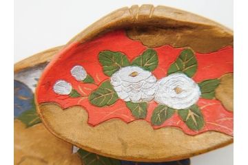 アンティーク　漆器　彫刻　様々なテイストの花のデザインが楽しめる帯留3点セット(在銘作家物、ブローチ、貝合せ、扇子、扇面、牡丹、菖蒲、帯留め、着物道具、和装小物、アクセサリー)(R-078997)