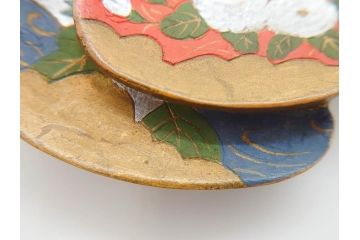 アンティーク　漆器　彫刻　様々なテイストの花のデザインが楽しめる帯留3点セット(在銘作家物、ブローチ、貝合せ、扇子、扇面、牡丹、菖蒲、帯留め、着物道具、和装小物、アクセサリー)(R-078997)