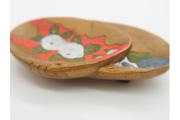 アンティーク　漆器　彫刻　様々なテイストの花のデザインが楽しめる帯留3点セット(在銘作家物、ブローチ、貝合せ、扇子、扇面、牡丹、菖蒲、帯留め、着物道具、和装小物、アクセサリー)(R-078997)