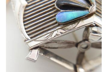 アンティーク　彫金　オパール　真珠(パール)　オニキス　SPM刻印　繊細な彫りが見事な帯留(帯留め、着物道具、和装小物、アクセサリー、ブローチ)(R-079000)