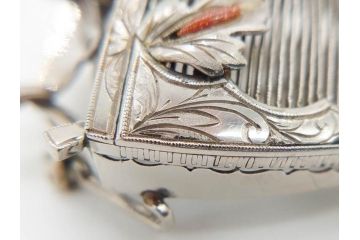 アンティーク　彫金　オパール　真珠(パール)　オニキス　SPM刻印　繊細な彫りが見事な帯留(帯留め、着物道具、和装小物、アクセサリー、ブローチ)(R-079000)