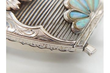 アンティーク　彫金　オパール　真珠(パール)　オニキス　SPM刻印　繊細な彫りが見事な帯留(帯留め、着物道具、和装小物、アクセサリー、ブローチ)(R-079000)