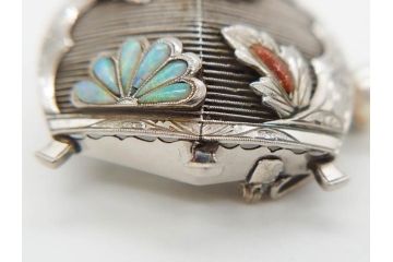 アンティーク　彫金　オパール　真珠(パール)　オニキス　SPM刻印　繊細な彫りが見事な帯留(帯留め、着物道具、和装小物、アクセサリー、ブローチ)(R-079000)