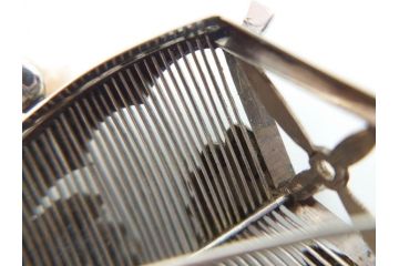 アンティーク　彫金　オパール　真珠(パール)　オニキス　SPM刻印　繊細な彫りが見事な帯留(帯留め、着物道具、和装小物、アクセサリー、ブローチ)(R-079000)