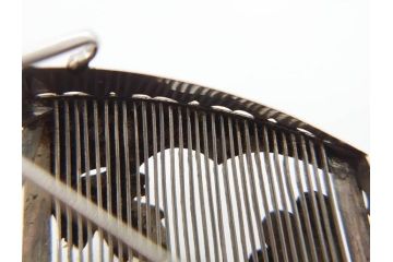 アンティーク　彫金　オパール　真珠(パール)　オニキス　SPM刻印　繊細な彫りが見事な帯留(帯留め、着物道具、和装小物、アクセサリー、ブローチ)(R-079000)