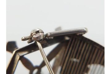 アンティーク　彫金　オパール　真珠(パール)　オニキス　SPM刻印　繊細な彫りが見事な帯留(帯留め、着物道具、和装小物、アクセサリー、ブローチ)(R-079000)