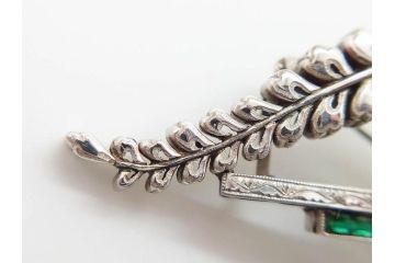 アンティーク　彫金　オパール　真珠(パール)　エメラルド　繊細に施された桐花文が美しい帯留(ブローチ、着物道具、和装小物、アクセサリー)(R-079001)