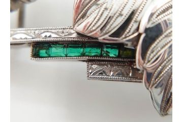 アンティーク　彫金　オパール　真珠(パール)　エメラルド　繊細に施された桐花文が美しい帯留(ブローチ、着物道具、和装小物、アクセサリー)(R-079001)