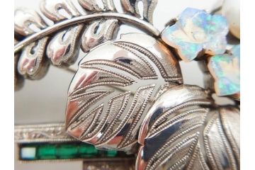 アンティーク　彫金　オパール　真珠(パール)　エメラルド　繊細に施された桐花文が美しい帯留(ブローチ、着物道具、和装小物、アクセサリー)(R-079001)